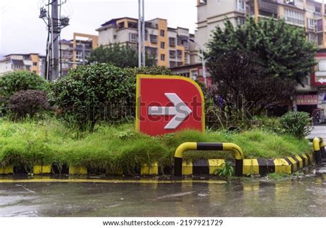 Big Red Sign White Arrow Showing Stock Photo 2197921729 | Shutterstock