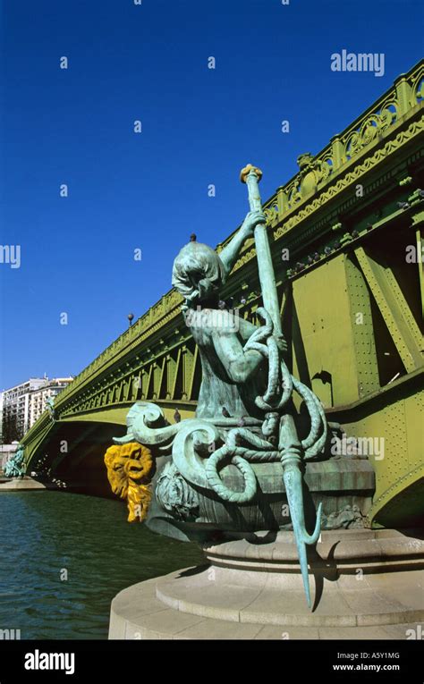 MIRABEAU BRIDGE - PARIS - FRANCE Stock Photo - Alamy