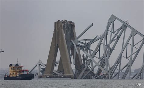 US Bridge Collapse अमरक क बलटमर म बरज ढहन क बद नद म