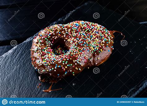 Donut De Chocolate Negro Con Salpicaduras De Colores Mezclados Imagen