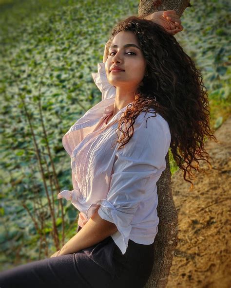 Anupama parameswaran actriz tollywood Fondo de pantalla de teléfono