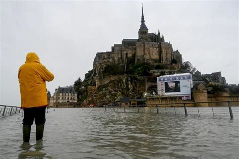 Pour la plus grande marée de lannée le Mont Saint Michel est redevenu