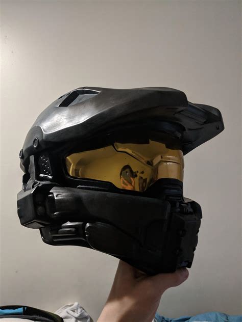 Repainted the Master Chief helmet thats sold during Halloween. : r/halo