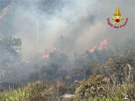 Messina Vasto Incendio Nelle Colline Di Pezzolo Radio Stereo Sant