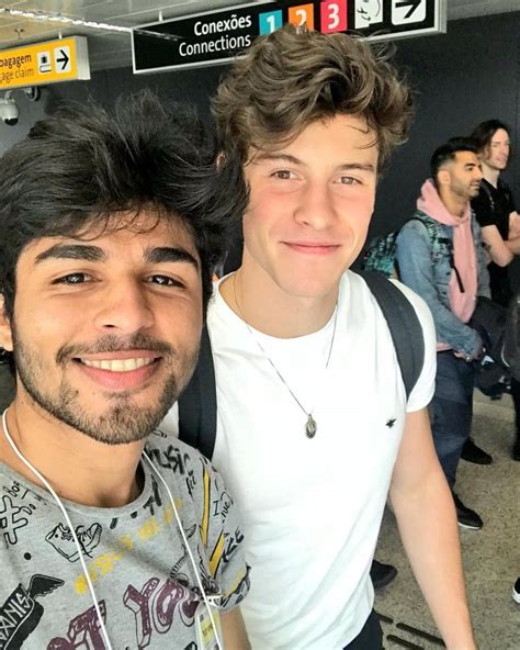 Shawn Mendes Updates On Instagram Shawn With A Fan At The Airport In