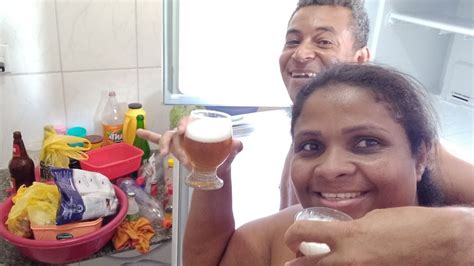 CASAL EM AÇÃO LAVAMOS A GELADEIRA E O CHÃO DA COZINHA MUITA BAGUNÇA