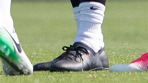 Higher Collar? Messi Trains in New Unreleased Blackout Adidas Nemeziz Boots - Footy Headlines