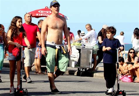 Sem Camisa Guilherme Fontes Passeia Os Filhos Quem Quem News