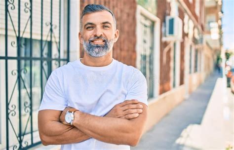 Homem De Meia Idade Grisalho Sorrindo Feliz Inclinado Na Parede Da