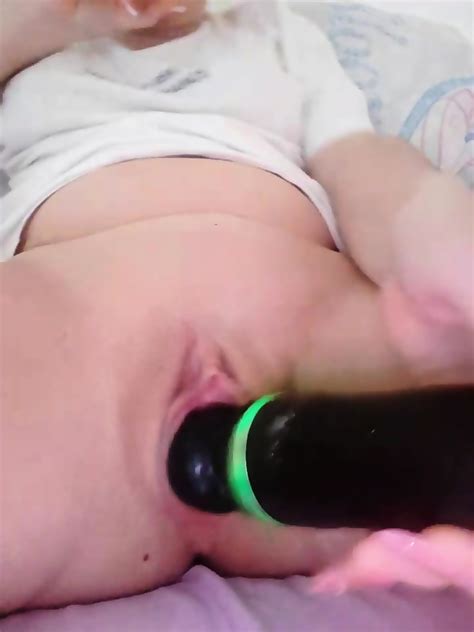 Sexy Girl With Nice And Shaved Pussy Masturbate