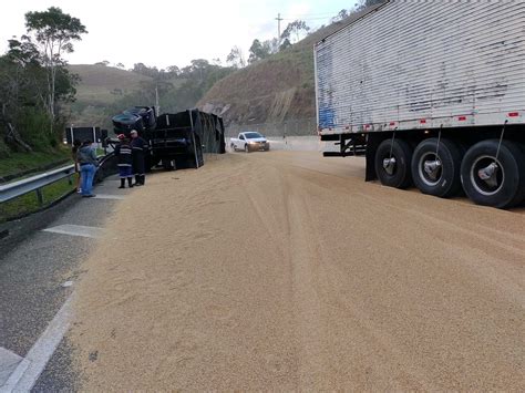 Carreta Carregada Cevada Tomba E Espalha Carga Na Rodovia Dos