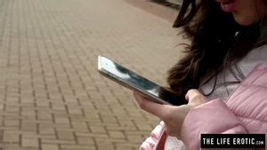 電車の駅で公然とマスターベーションをしているところをほぼ捕まった背の高い痩せた女の子を視聴 Babe Petite Public Porn SpankBang