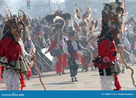 Kukeri Máscaras Realiza Rituales Con Los Trajes Y Las Campanas Grandes