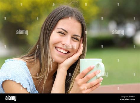 Candid teen girl hi-res stock photography and images - Alamy