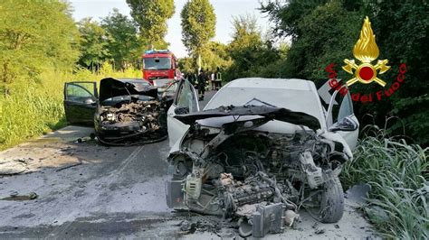 Schianto Tra Due Auto Una Prende Fuoco Muore Bimba Di Anni