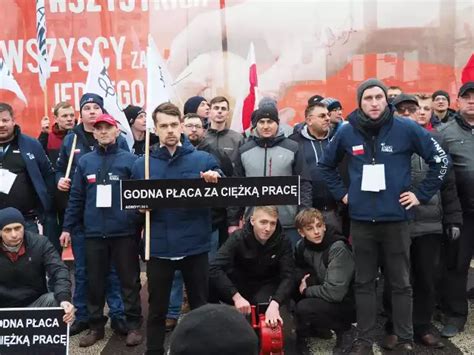 Strajk rolników z Agrounii w centrum Łodzi Traktory zablokowały al