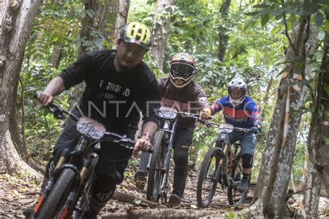 Balap Sepeda Mountain Bike Indonesia Antara Foto