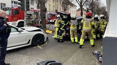 Iserlohn Feuerwehr Schneidet Frau Aus Unfallauto