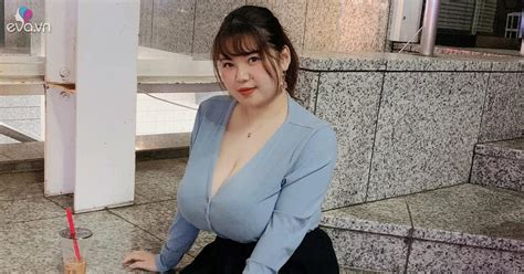 Hot girl Hải Dương khoe vòng một to gấp đôi gương mặt
