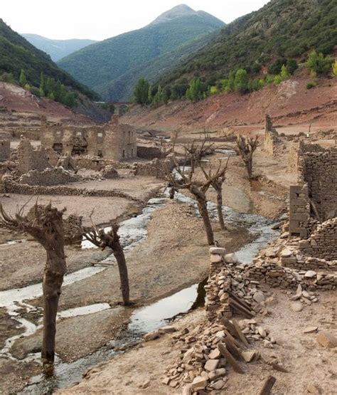 Siccità estrema non solo sull Italia spunta un antico borgo sommerso