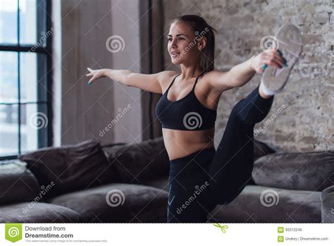 Deportista Joven Sonriente Que Hace El Ejercicio Partido De La Vertical