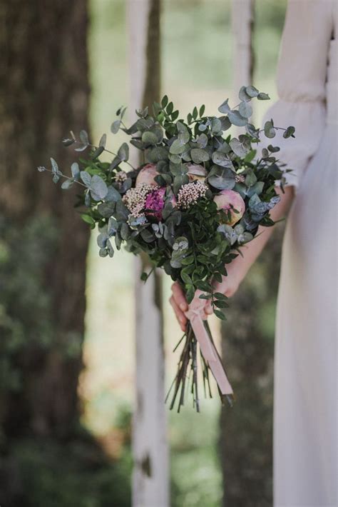 Ramo de novia de flores preservadas con eucalipto y peonías