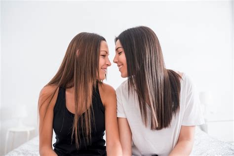 Dos Chicas Lesbianas Se Abrazan Y Besan Suavemente Foto Premium