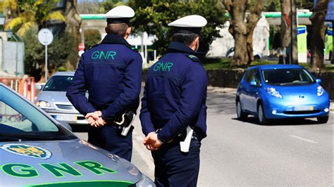 Gnr Na Estrada Atenta Ao Transporte De Passageiros Estação Diária