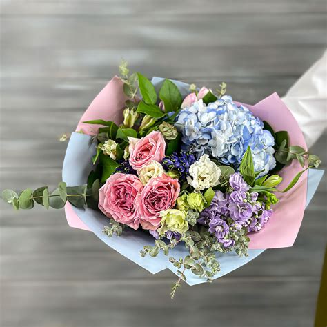 Букет из гортензии, пионовидных роз и маттиолы - купить цветы с ...