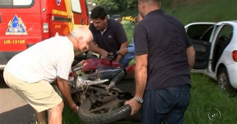 G Motociclista Tenta Ultrapassar E Bate Na Traseira De Carro Em Rio