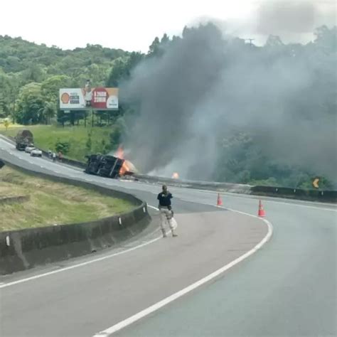 Caminhão tomba pega fogo e interdita totalmente BR 116 no sentido