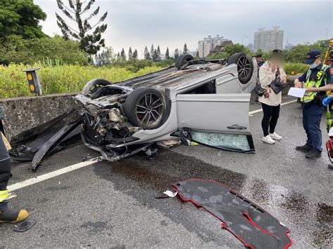 快新聞／疑車速過快 國3匝道轎車「烏龜翻」畫面曝光 民視新聞網