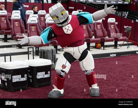 Nottingham forest mascot hi-res stock photography and images - Alamy