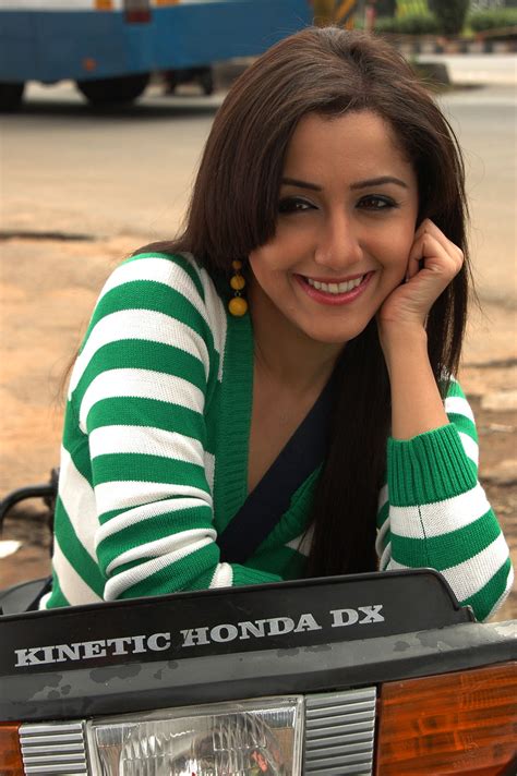 Mallika Kapoor Hot Thigh Show