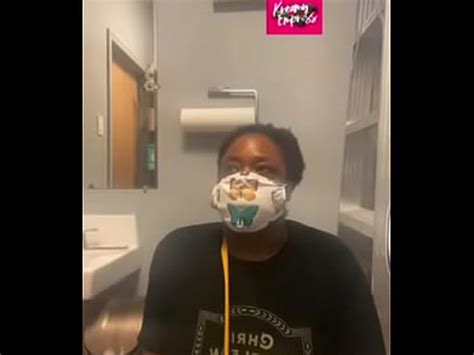meando en baño público XVIDEOS