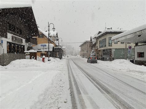 Neve Da Record In Montagna Chiuse Quattro Strade Isolata Sella Nevea