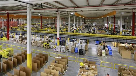 Amazon Abre Las Puertas De Su Centro Log Stico A La Ciudadan A