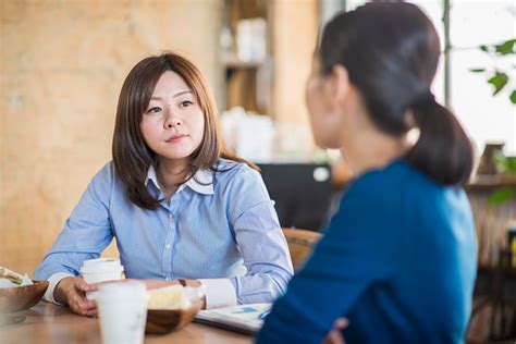 공유 하는 사무실에 중간 성인 여성 디자이너 점심 모임 모임에 대한 스톡 사진 및 기타 이미지 모임 사무실 심각한