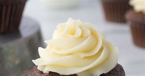 Quick and easy Homemade Buttercream Icing | Foodtalk