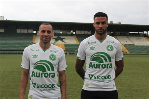 Chapecoense Apresenta Zagueiro Bruno Leonardo E Volante Dudu Vieira