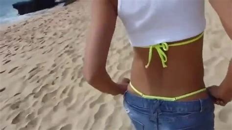Une Allumeuse Brune En Short Et Bikini Sur La Plage European Porn