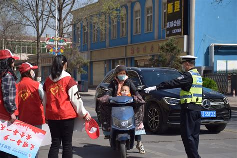 【学生活动】学习雷锋 我在行动：我院开展学雷锋“爱心斑马线”交通文明劝导志愿服务活动 信息工程分院