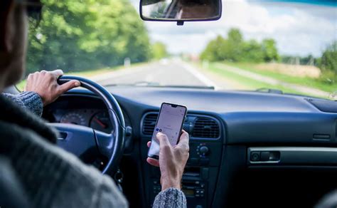 Cómo usar el móvil en el coche Cómo utilizar el móvil al volante sin