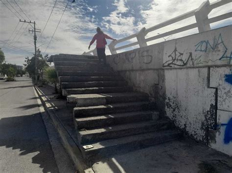 Escaleras A Punto De Caer Ponen En Peligro A Vecinos