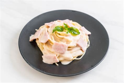 Premium Photo Spaghetti Carbonara Ham