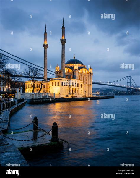 Pont Du Bosphore La Nuit Banque D Image Et Photos Alamy