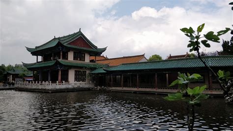 Green Lake Park and Yunnan University : Kunming China | Visions of Travel