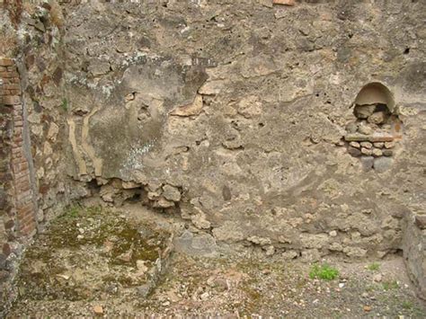 IX 9 1 Pompeii May 2003 Looking Towards The Rear Of The West Wall And