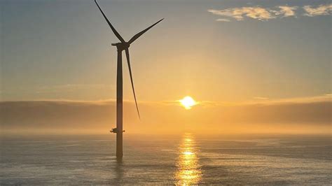 La 1ère éolienne du parc installée Parc éolien en mer de Saint Nazaire