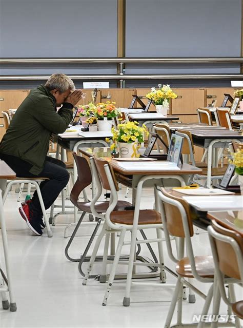 단원고 4 16 기억교실 찾은 추모객 네이트 뉴스